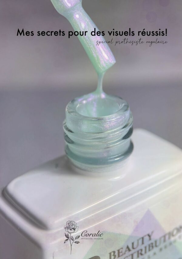 bouteille de vernis bleu opalescent