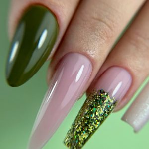 formation-gelx mains avec manucure rose et verte